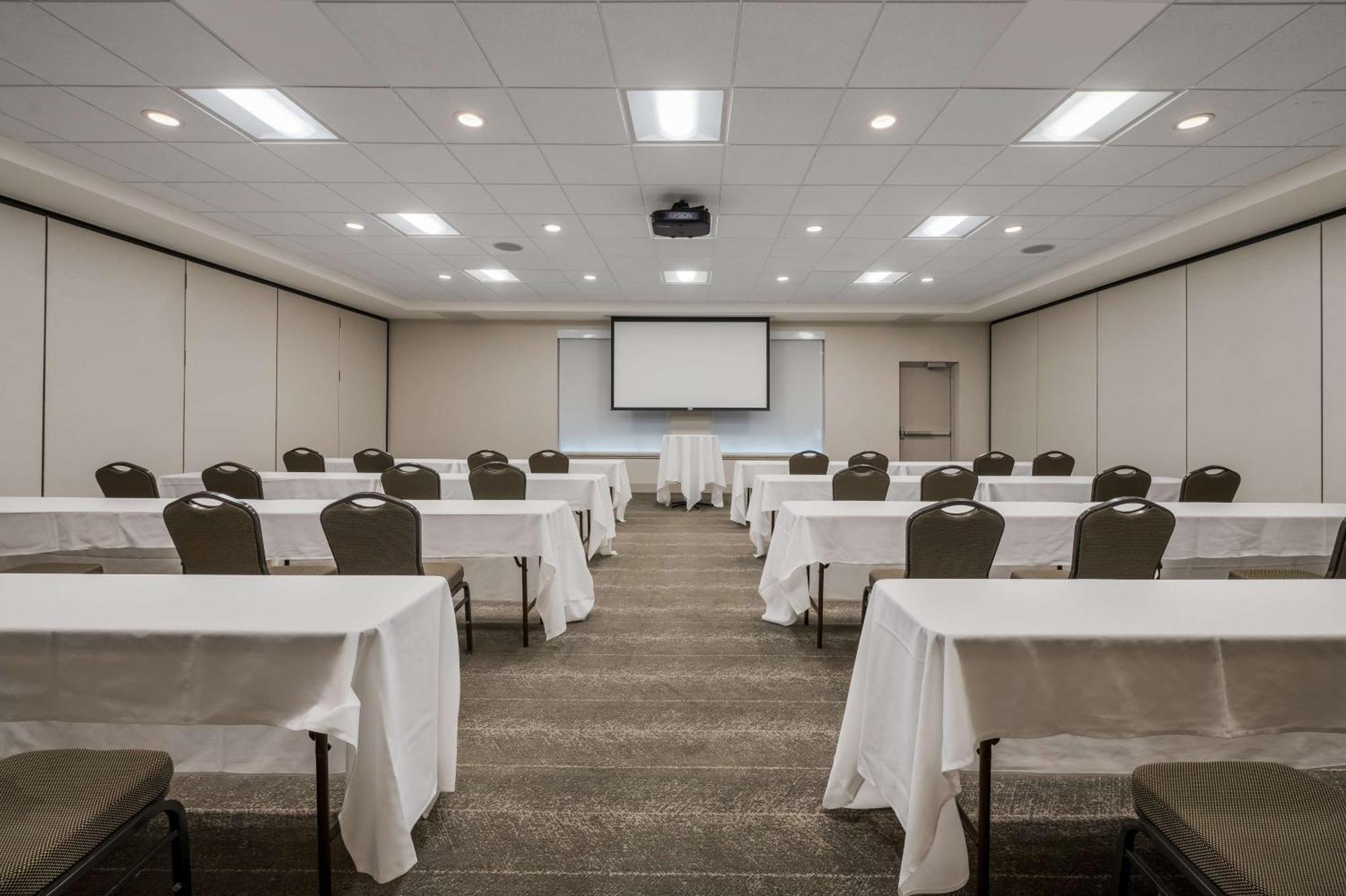 Hilton Garden Inn Рокфорд Экстерьер фото